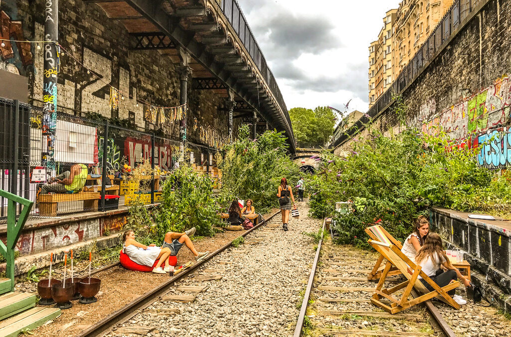 Frankrijk – Parijs –  Vintage kledingwinkel en restaurant in oud treinstation