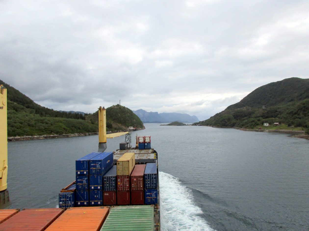 Vrachtschip varend in Scandinavie