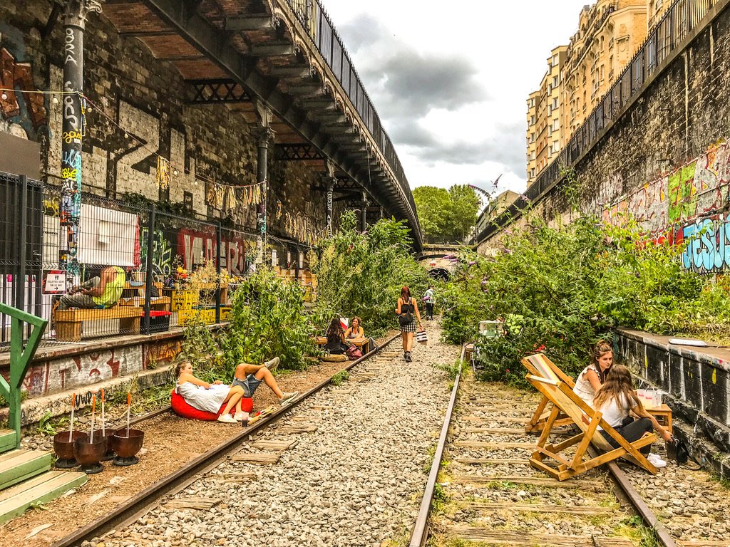 oud gesloten treinstation in Parijs met mensen op stoelen