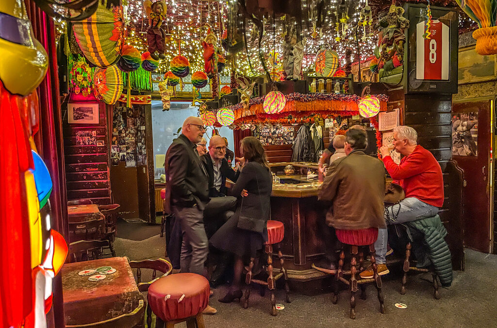 interieur van amsterdams cafe met mensen aan de bar