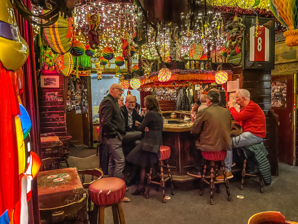 interieur van amsterdams cafe met mensen aan de bar