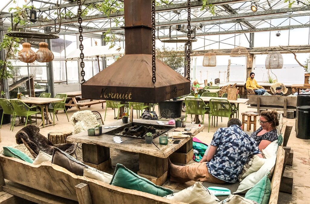 Interieur met open haard van Club zand bij Castricum aan zee