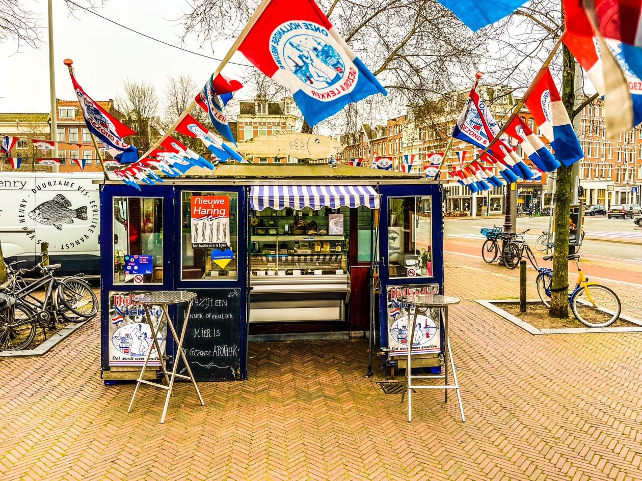 Haringwinkeltje op een plein met Nederlandse vlaggetjes