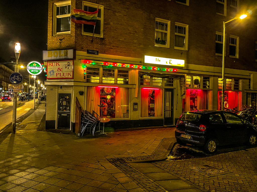 Exterieur Amsterdams cafe Ruk en Pluk in de nacht