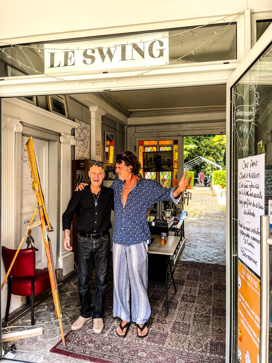 Twee mannen voor cafe le Swing in 63 Rue Grande, 77300 Fontaineblea