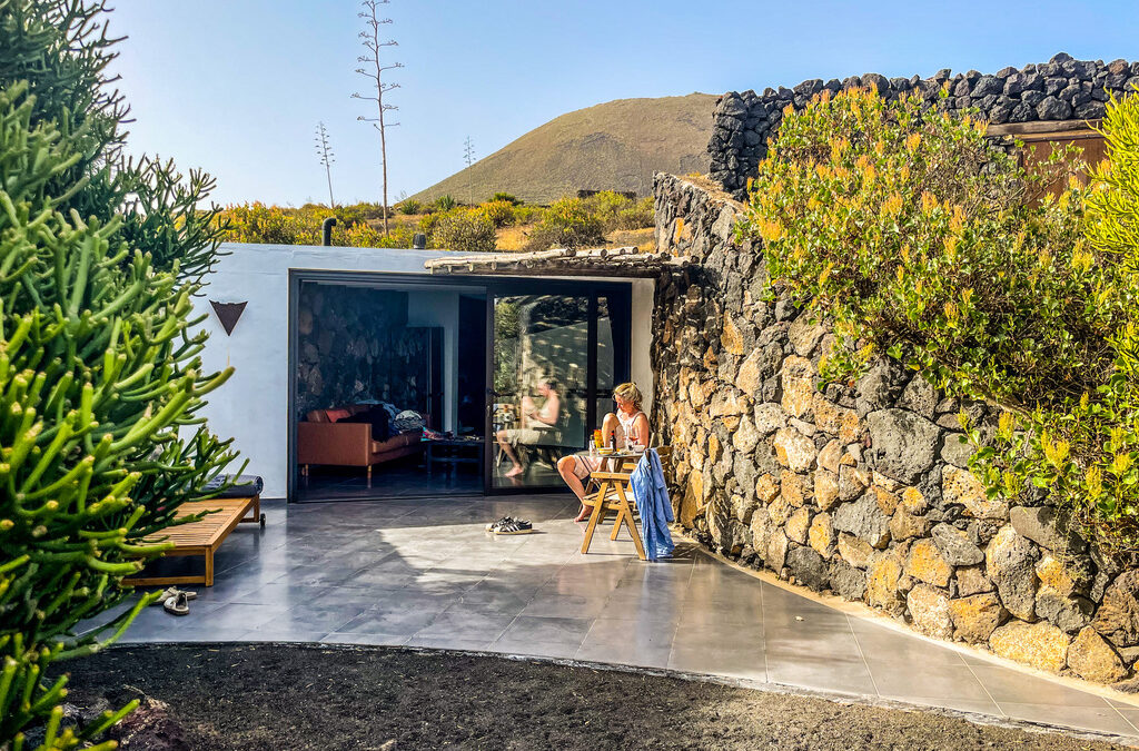 buitenzijde van vakantiehuisje op de vulkaan in Lanzarote