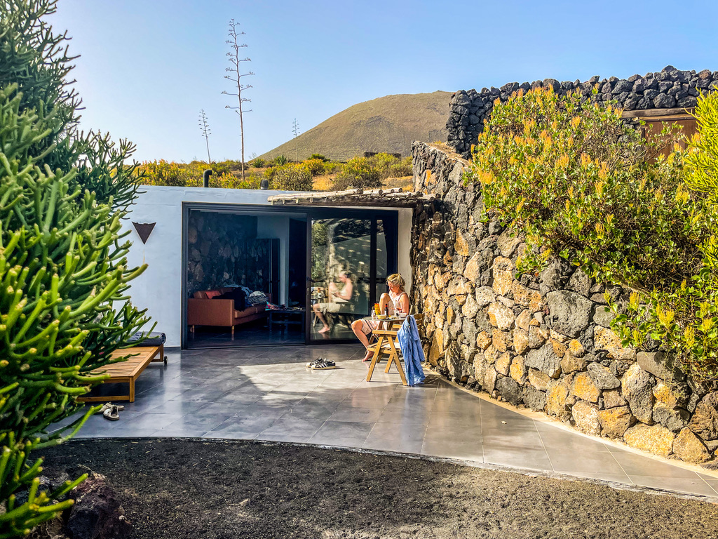 buitenzijde van vakantiehuisje op de vulkaan in Lanzarote