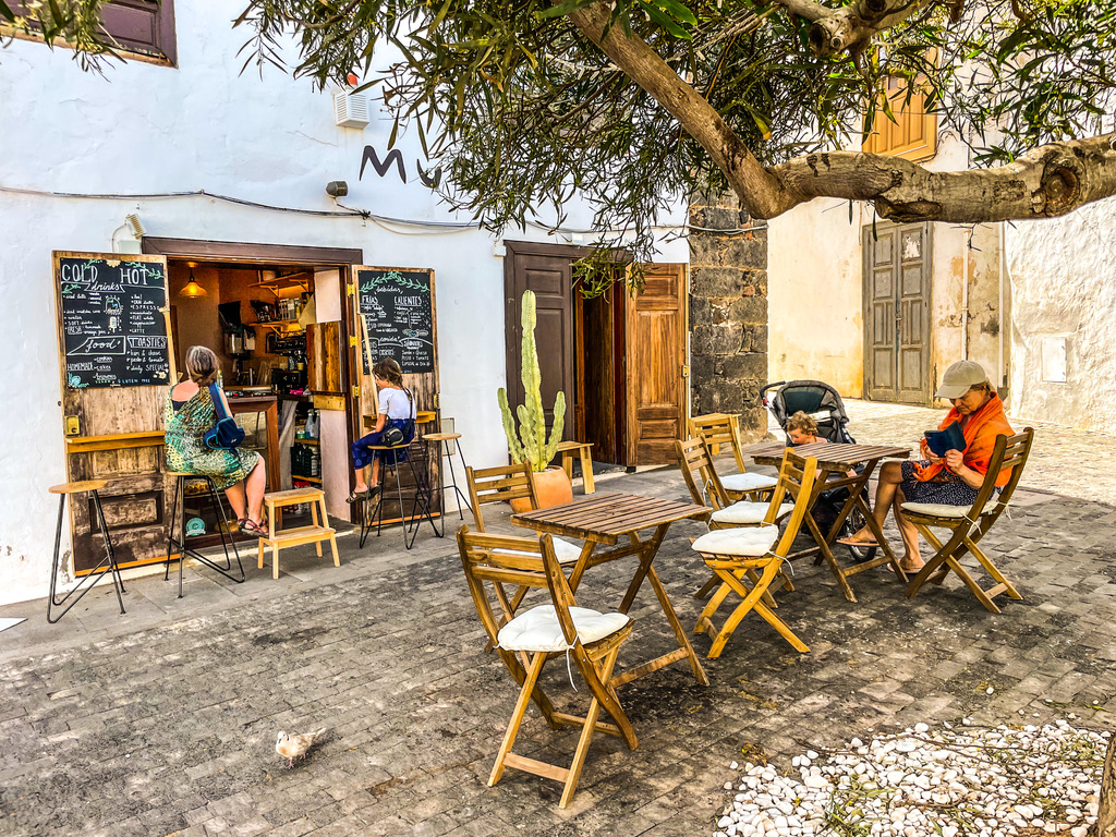 Lanzarote - Teguise , terras in een straatje in de schaduw van een boom