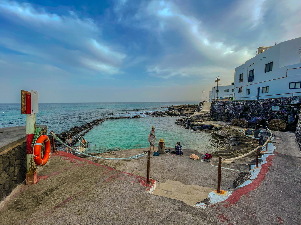 Natuurlijk zwembad op Lanzarote in de avond