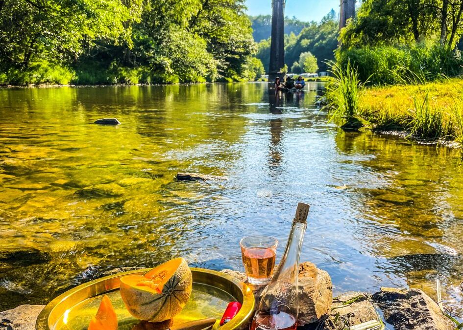 Belgie . Kampvuur camping aan rivier