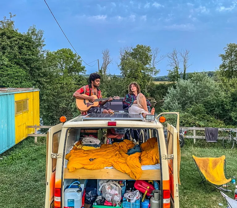 Frankrijk/ Jura toffecamping aan een rivier in Orchamps