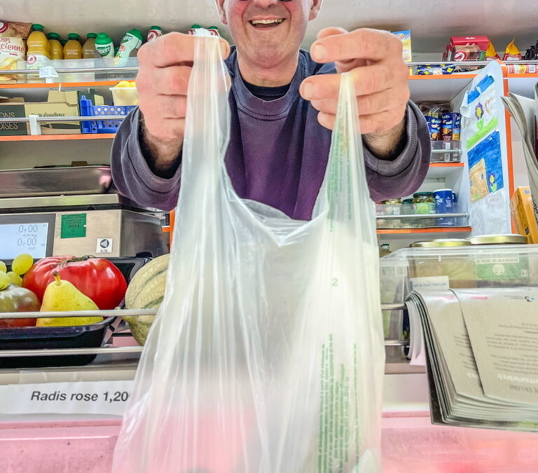 Frankrijk . Monsieur Le Combe’s rijdende supermarkt