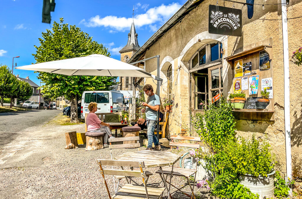 Frankrijk . Bierbrouwerij en cafe in de Bourgogne