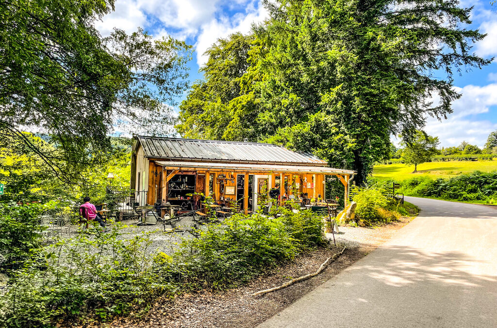 Frankrijk . de Morvan . Le Petit Bonheur , Brocante Cafe aan van Monique en Elias