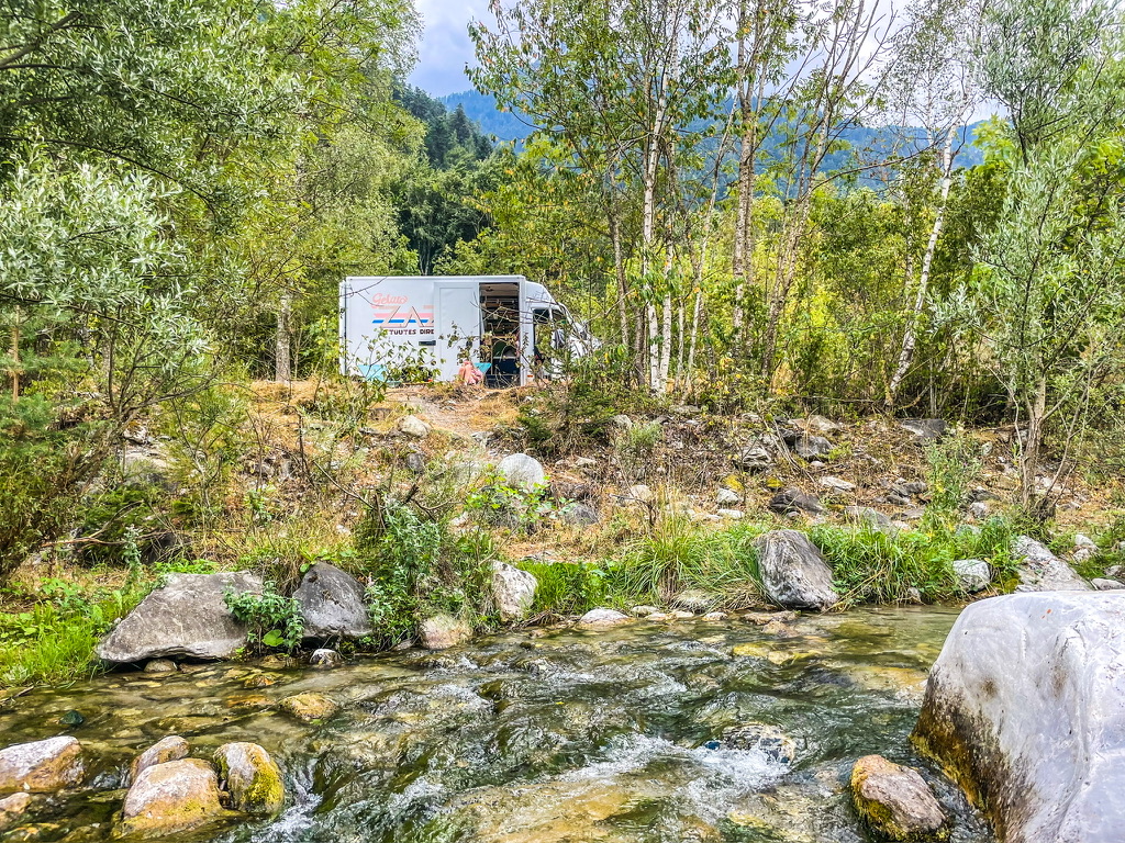 camper in bos aan een rivier