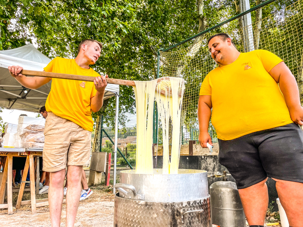 twee mannen met gele t-shirts maken een typisch zuidfrans gerecht