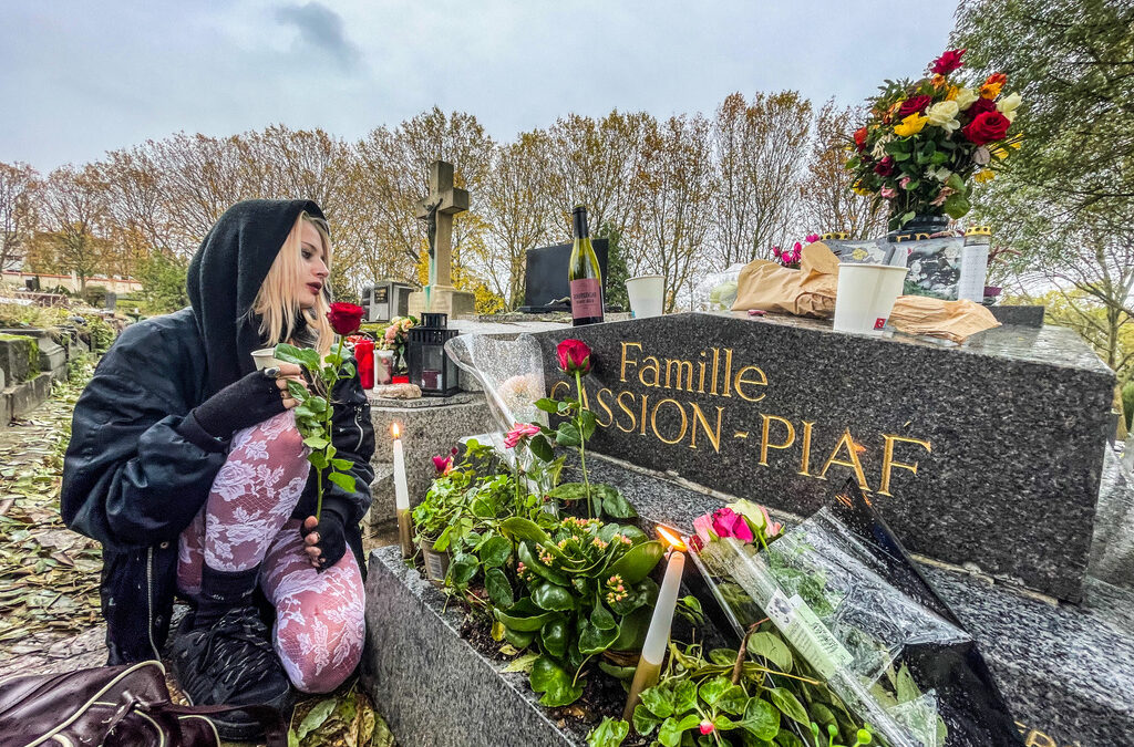 Parijs.  Père-Lachaise  . Rode rozen en een fles wijn voor  Edith Piaf .