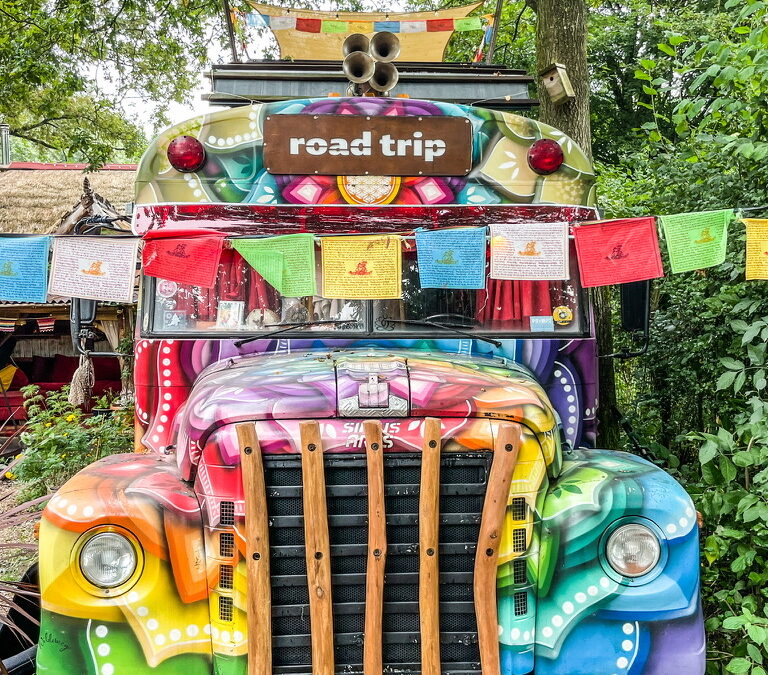 Nederland . Wonen in een kleurrijke oude schoolbus