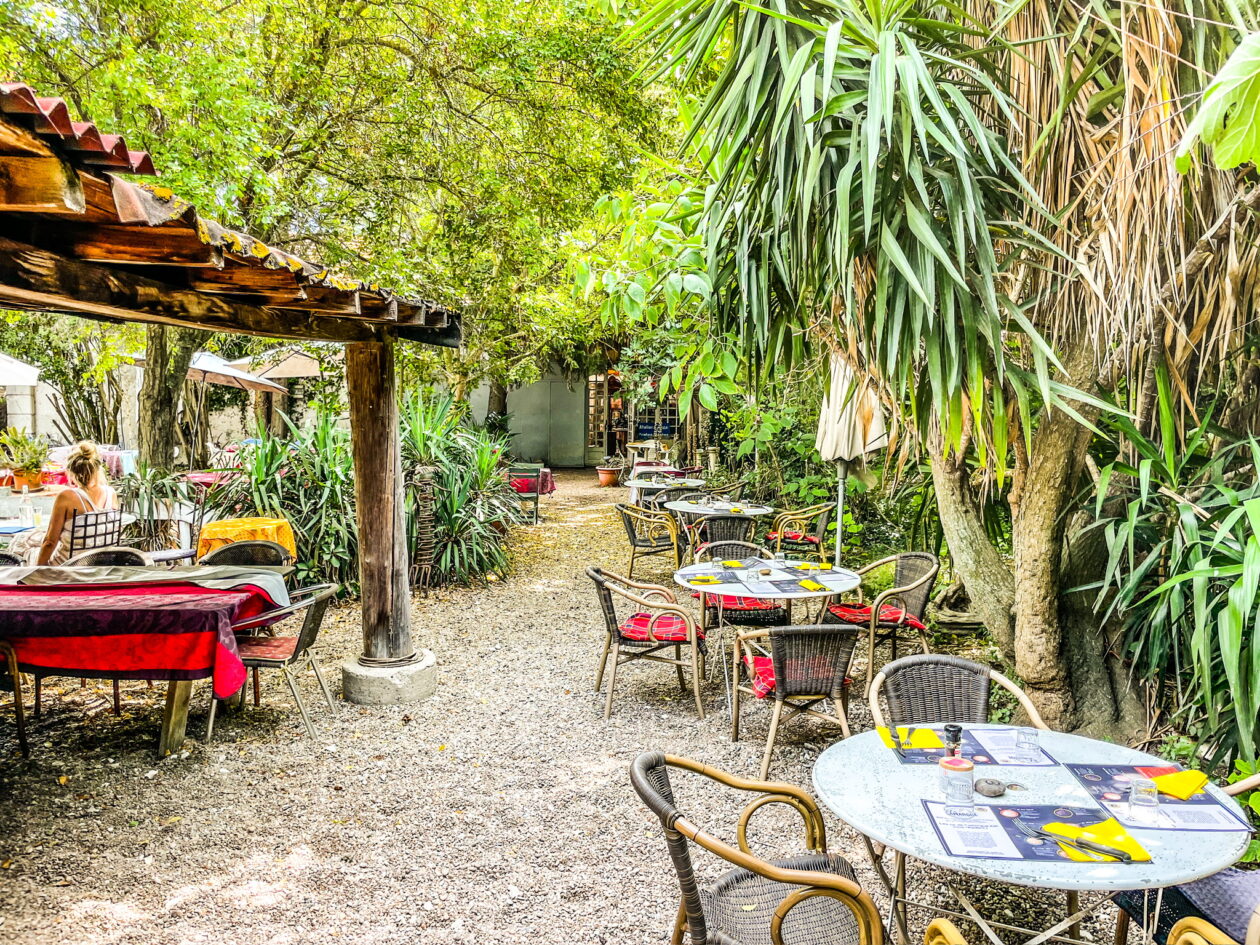 restaurant tuin met gedekte tafeltjes