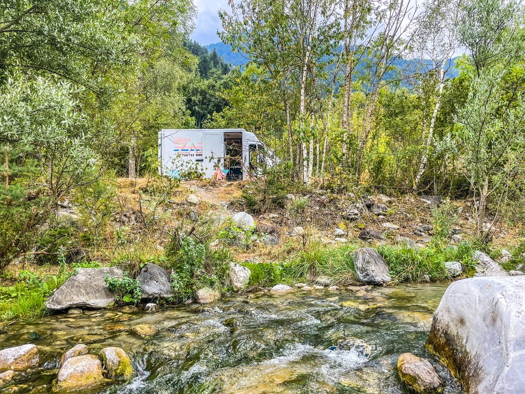 camper in bos aan een rivier