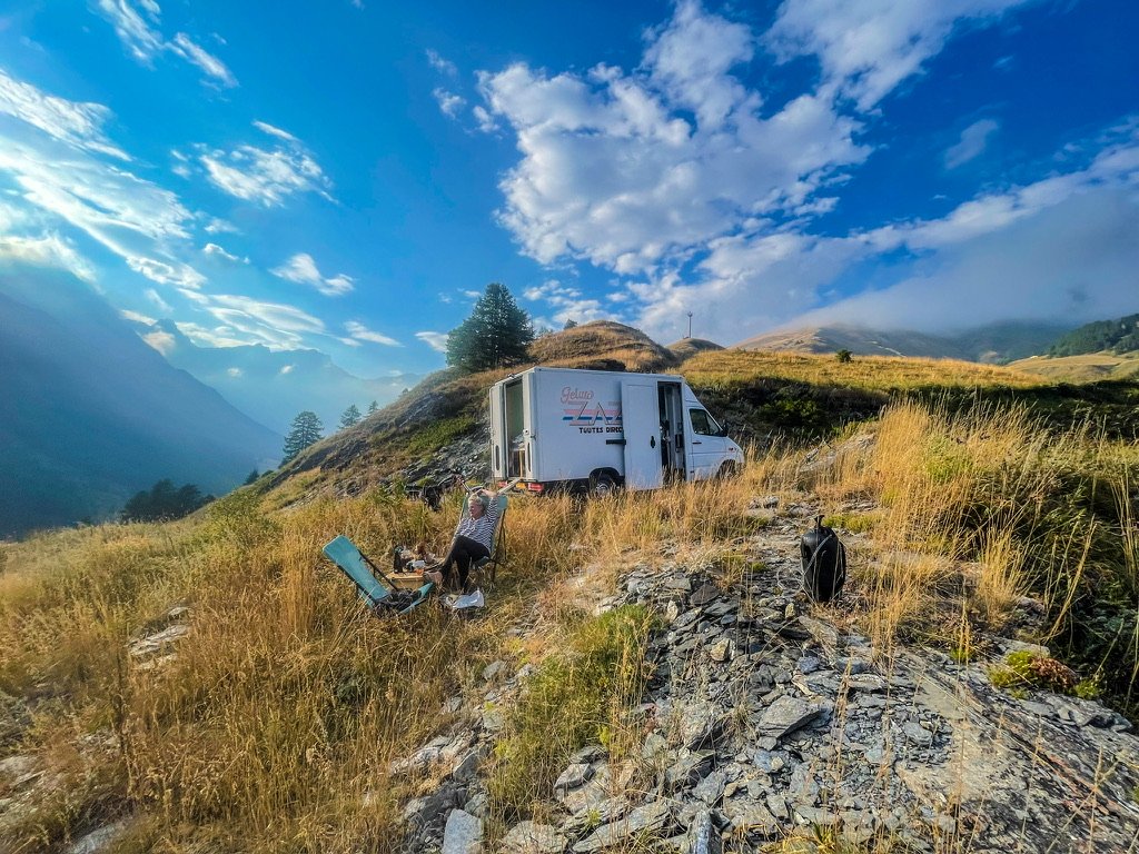 Camper op berg in italie met hel blauwe lucht