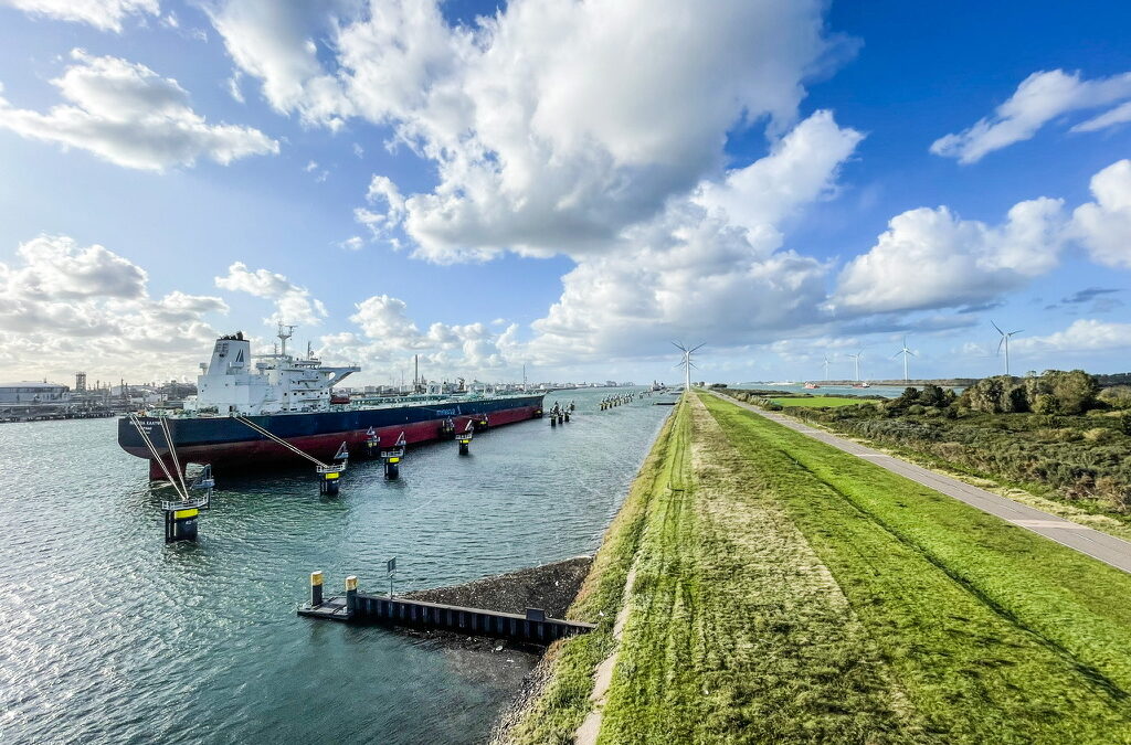 Nederland. Live muziek ,shipspotting en een patatje stoofvlees in Rotterdam 