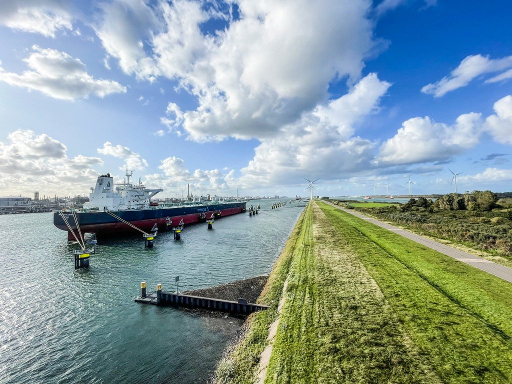 haven van Rotterdam met links een schip en rechts een weg