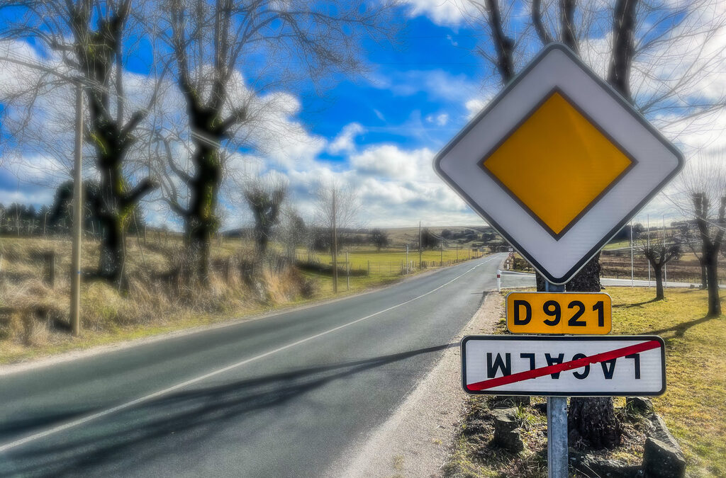 Omgekeerde plaatsnaamborden in Frankrijk