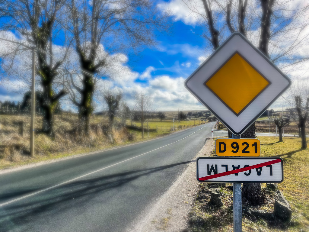 weg in Frankrijk met verkeerbord