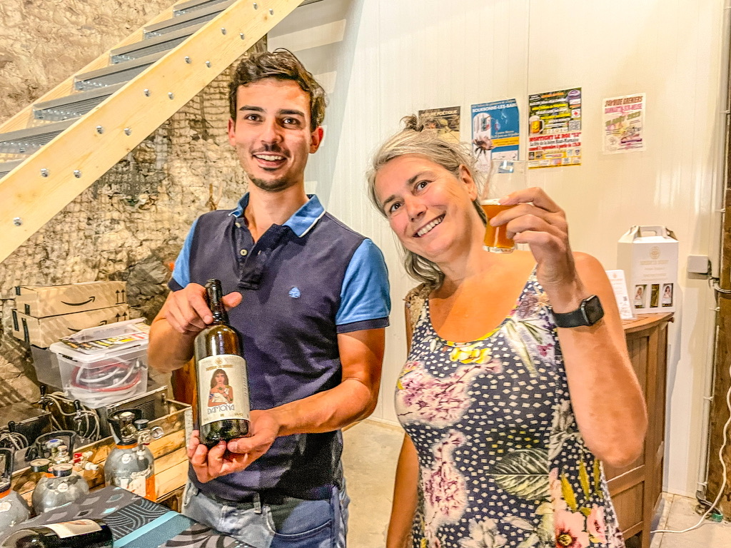 Man en vrouw proosten met bier