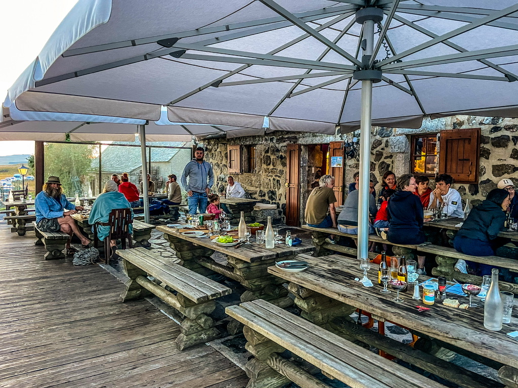 Terras met houten banken onder een parasol