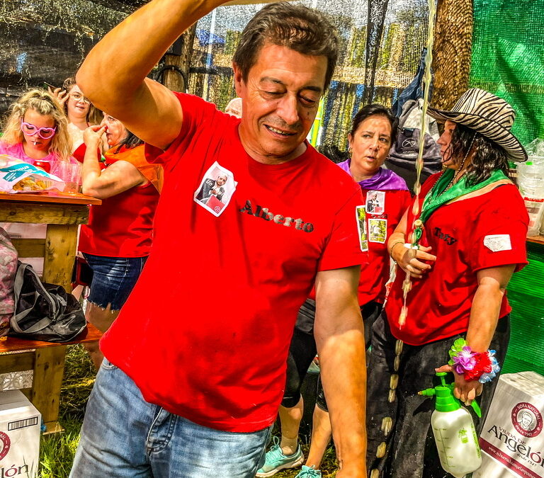 Man in rood t-shirt giet cider in een glas