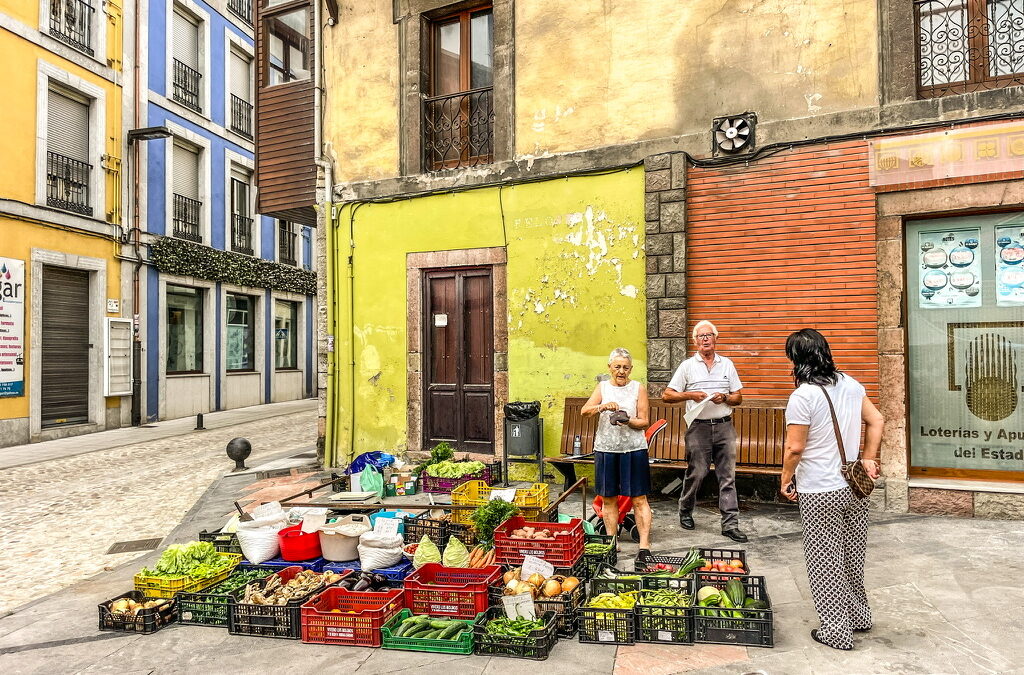 Noord-Spanje . Marktdag in Grado .