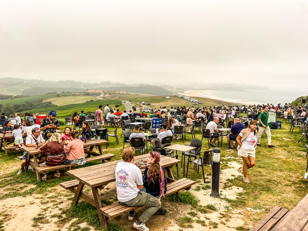 Terras op glooiend landschap met uitzicht op zee