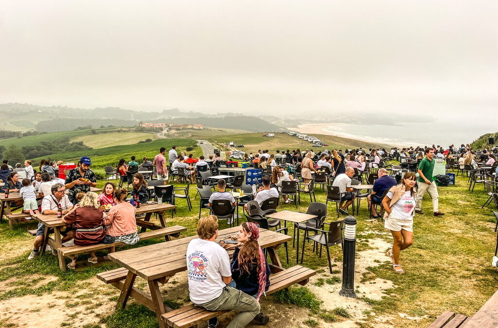 Terras op glooiend landschap met uitzicht op zee