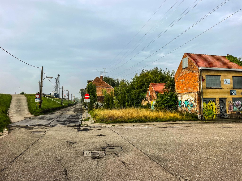 dichtgetimmerd dorpje aan een dijk