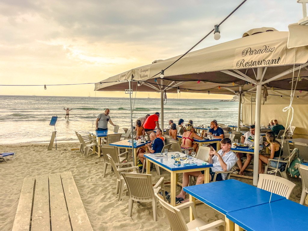 terras aan zee met rechts een restaurant