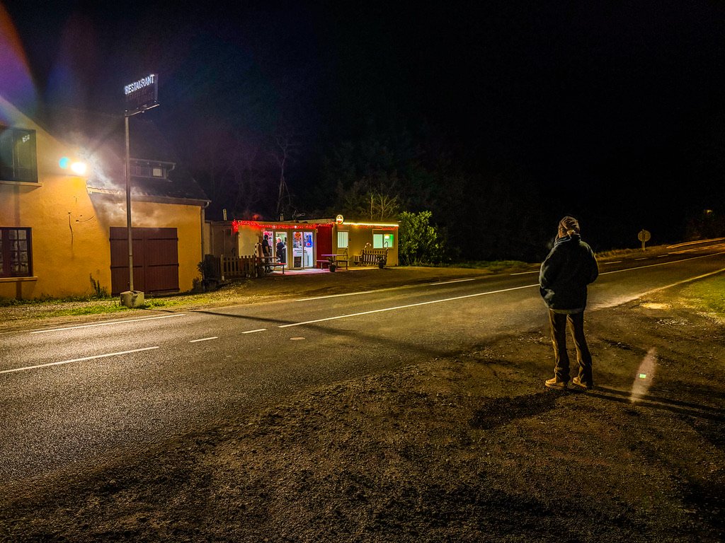 vrouw kijkt naar een restaurant in de nacht