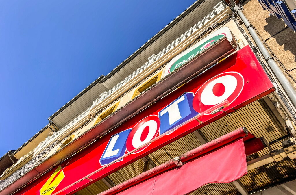 Winkel pui met Loto erop