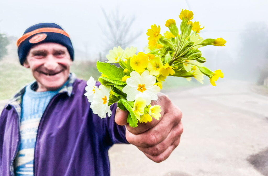 Man met bos bloemen in zijn hand