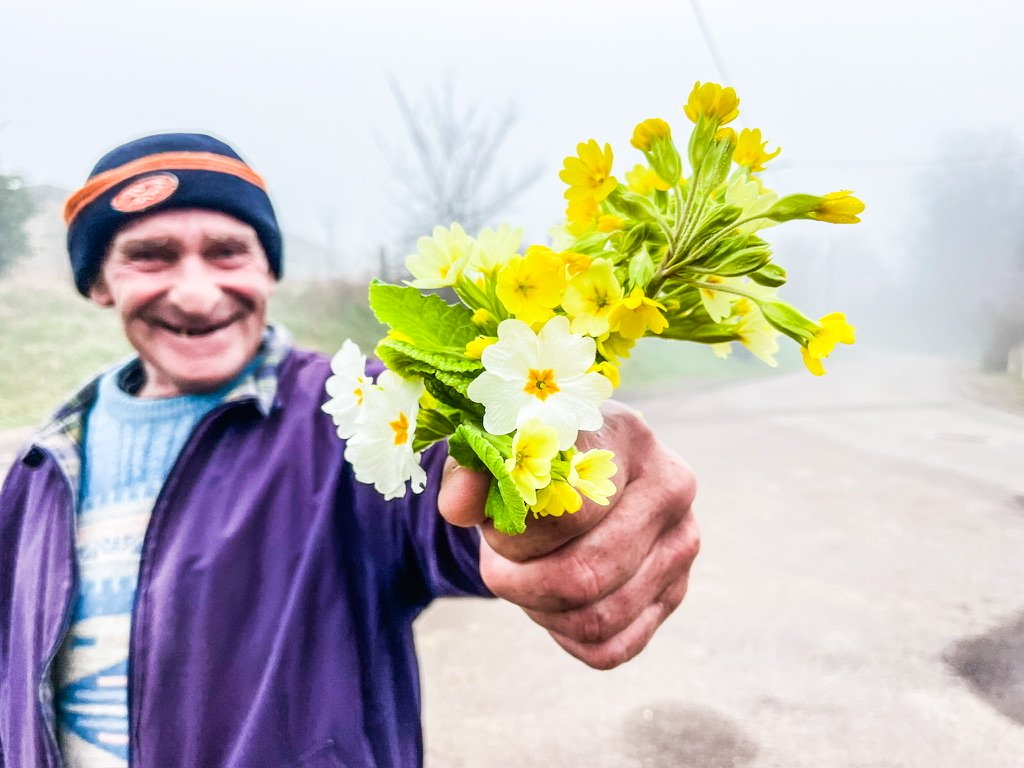 Man met bos bloemen in zijn hand