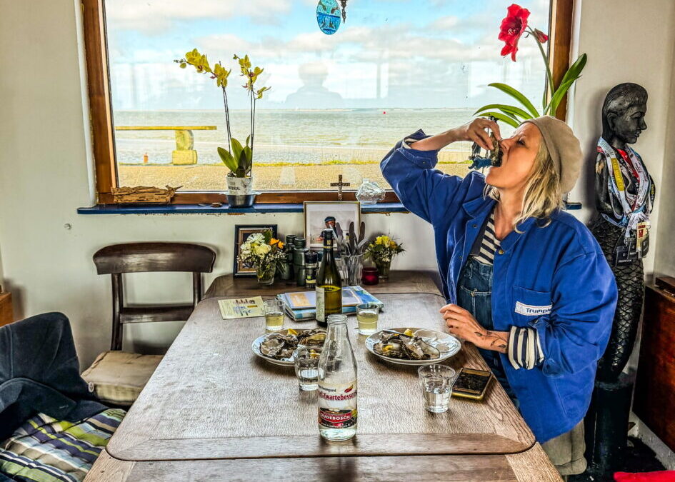 Oesters eten en geluk proeven in Lauwersoog .